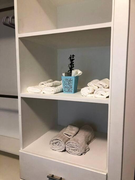 Lovely 1 Bedroom Apartment W/Private Parking Ενσενάντα Εξωτερικό φωτογραφία