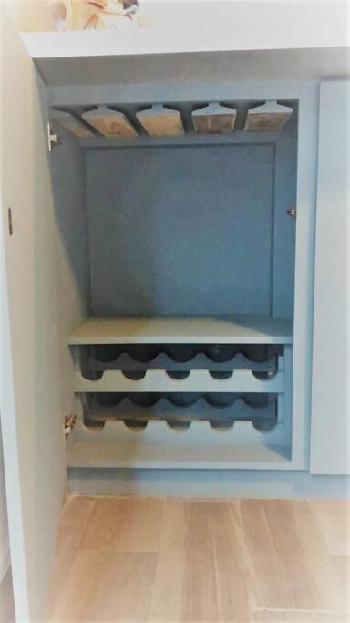 Lovely 1 Bedroom Apartment W/Private Parking Ενσενάντα Εξωτερικό φωτογραφία